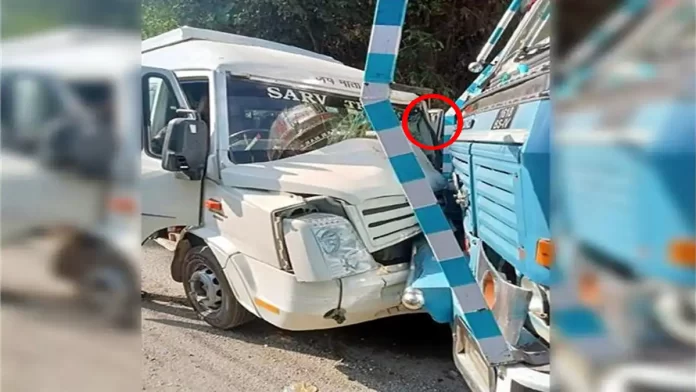 tempo traveler and truck accident Mandi