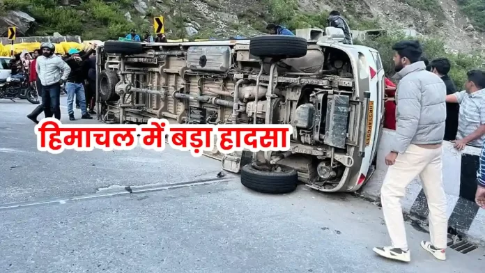 tempo traveler overturned on Manali-Keylong road